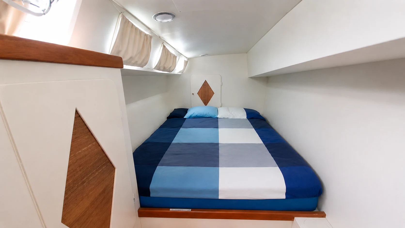 Mirabo expedition sailing boat